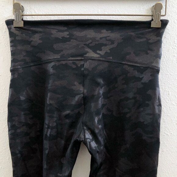 SPANX Faux Leather Shiny Camo Leggings Size Large - Picture 4 of 11